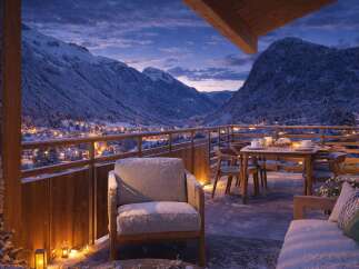 Experience the ultimate in luxury living with this stunning property, boasting breathtaking mountain views.