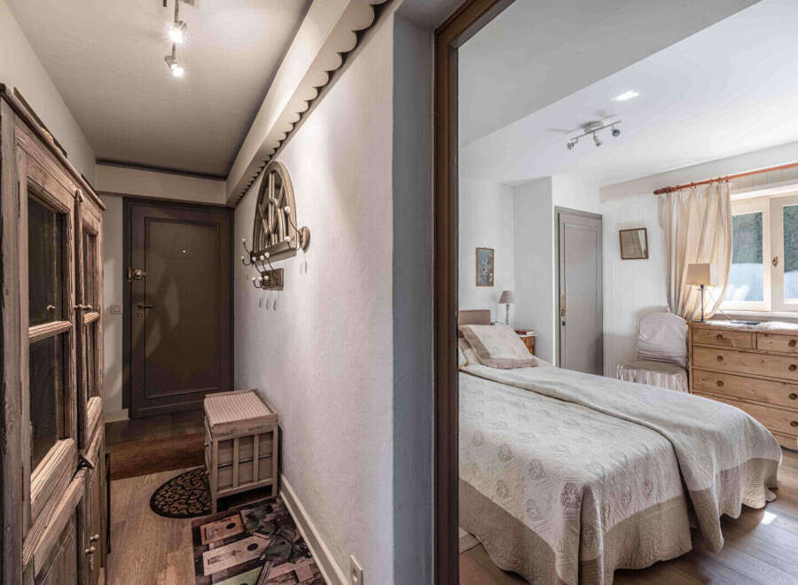 Step into this charming property and discover a cozy bedroom with a welcoming ambiance.