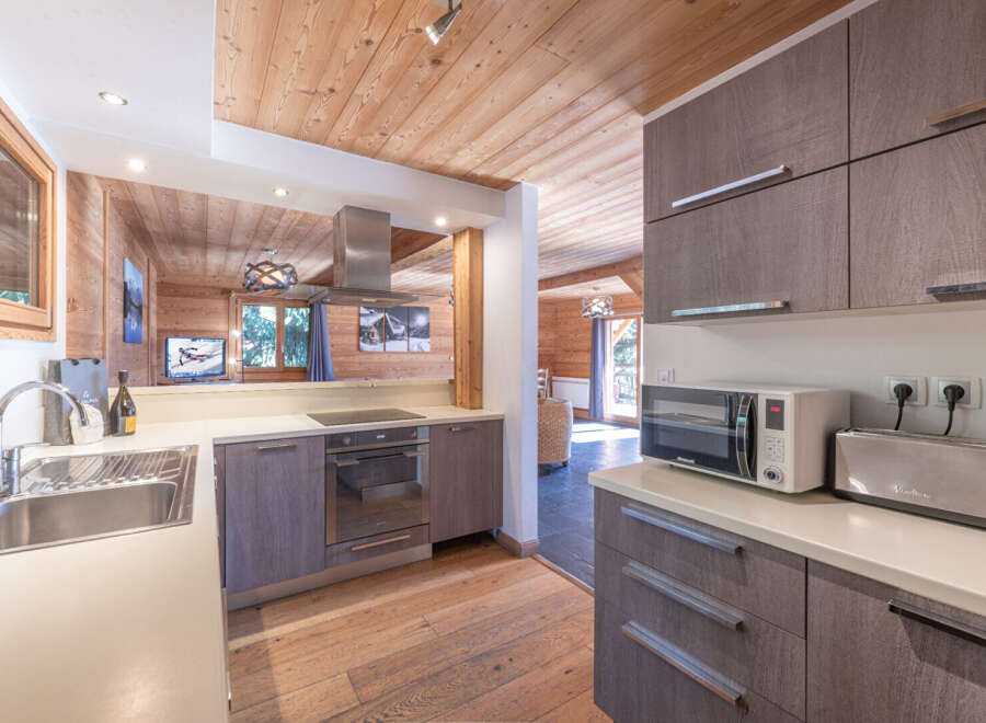 Discover the charm of this stunning kitchen, featuring a modern design and high-end appliances.