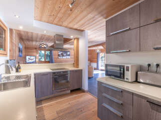 Discover the charm of this stunning kitchen, featuring a modern design and high-end appliances.