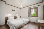 This cozy bedroom features two twin beds, perfect for guests or a comfortable stay.