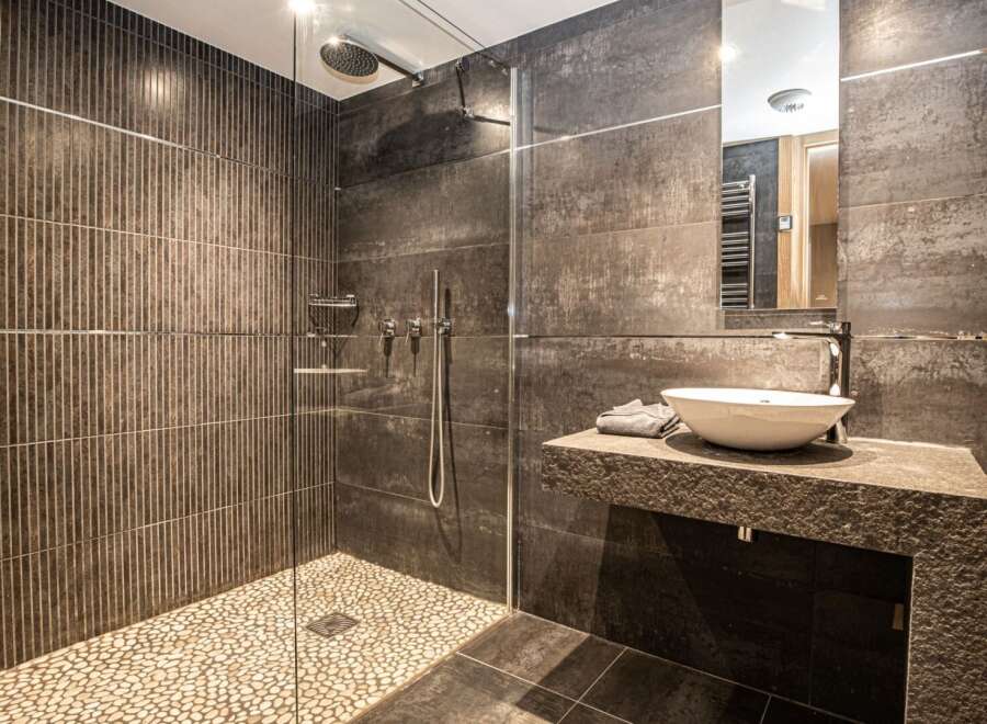 Step into luxury with this stunning bathroom featuring a modern design and high-end finishes.