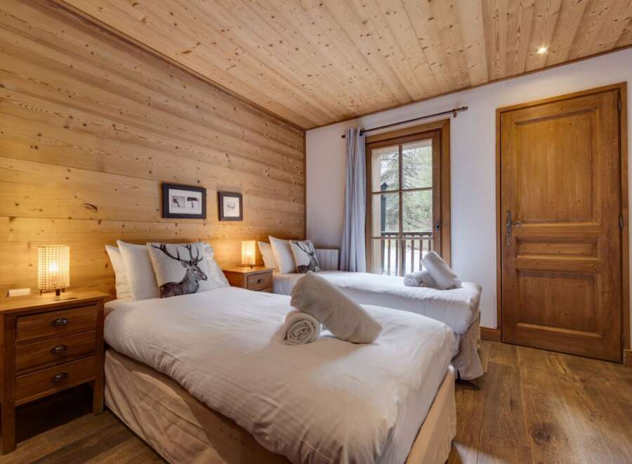 This cozy bedroom features a warm wooden ceiling and walls, creating a rustic and inviting atmosphere.