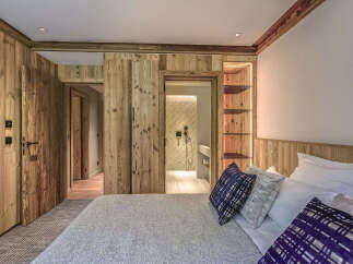 This stunning bedroom showcases a blend of rustic charm and modern design.