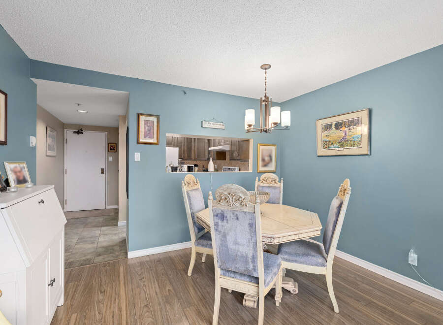 This charming dining area features a stylish table and chairs, perfect for intimate gatherings.