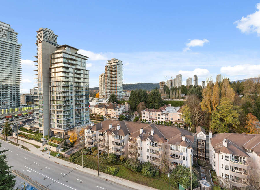 Experience urban living at its finest with this stunning property, boasting modern architecture and breathtaking views.