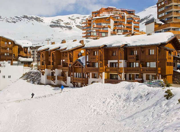 Discover the charm of this stunning ski chalet nestled in a picturesque mountain setting.