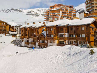 Discover the charm of this stunning ski chalet nestled in a picturesque mountain setting.