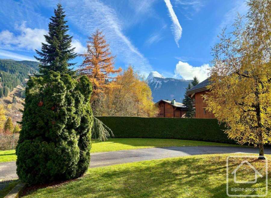 Discover your dream home in this stunning property, boasting breathtaking mountain views and lush greenery.