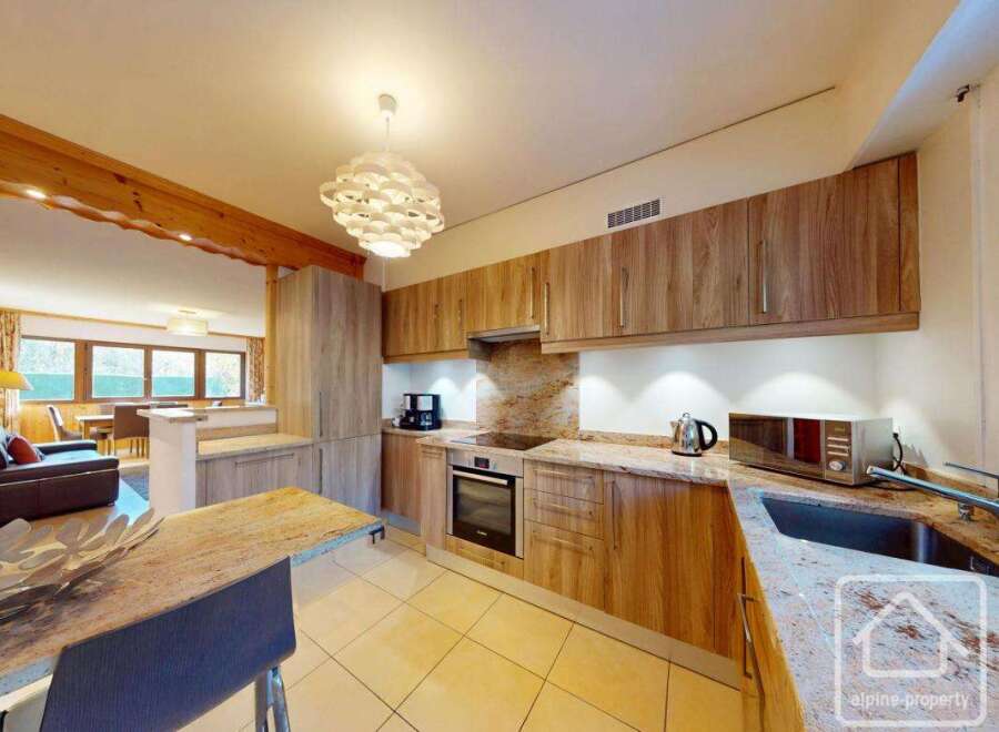 Discover this stunning kitchen, perfect for culinary enthusiasts.