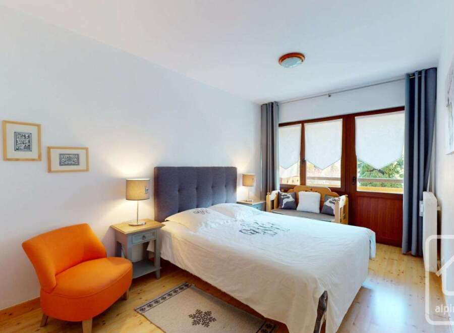 This cozy bedroom features a comfortable bed with a stylish headboard, perfect for a relaxing retreat.