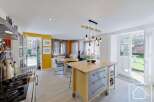 Discover this charming kitchen, perfect for culinary enthusiasts and those who love to entertain.