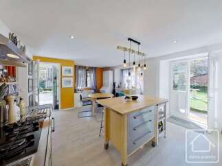 Discover this charming kitchen, perfect for culinary enthusiasts and those who love to entertain.