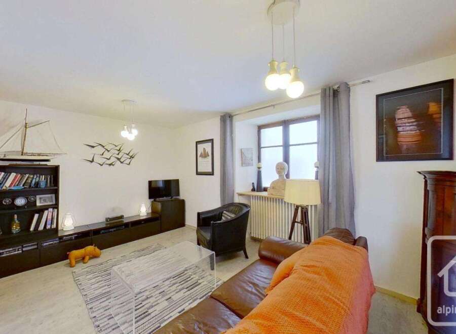 Discover this charming living space, perfect for relaxation and entertaining.