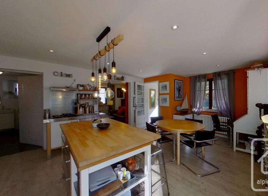 Discover this charming kitchen, perfect for culinary enthusiasts and family gatherings.