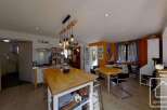 Discover this charming kitchen, perfect for culinary enthusiasts and family gatherings.
