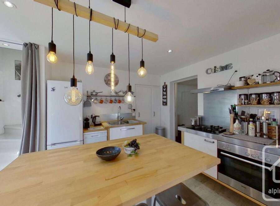 Discover this stunning kitchen, perfect for culinary enthusiasts and entertaining guests.