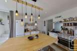 Discover this stunning kitchen, perfect for culinary enthusiasts and entertaining guests.