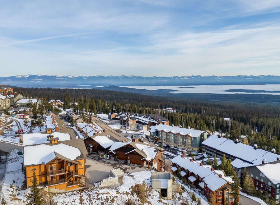 Discover a stunning mountain retreat with this picturesque property.