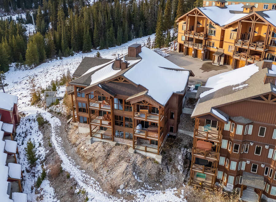 Discover the ultimate mountain retreat in this stunning property, perfect for a luxurious getaway.
