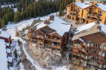 Discover the ultimate mountain retreat in this stunning property, perfect for a luxurious getaway.