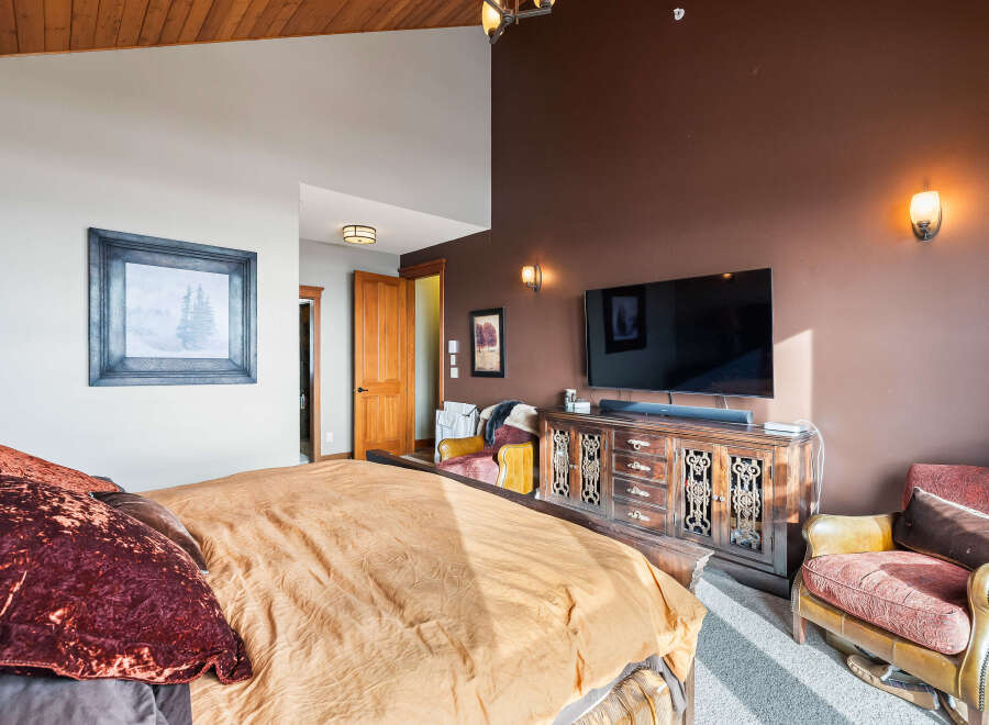 This luxurious bedroom boasts a stunning design with a warm and inviting ambiance.