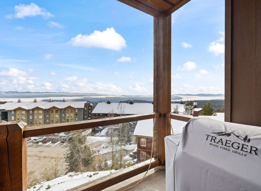 Enjoy breathtaking views from this stunning property, featuring a spacious balcony perfect for relaxation.