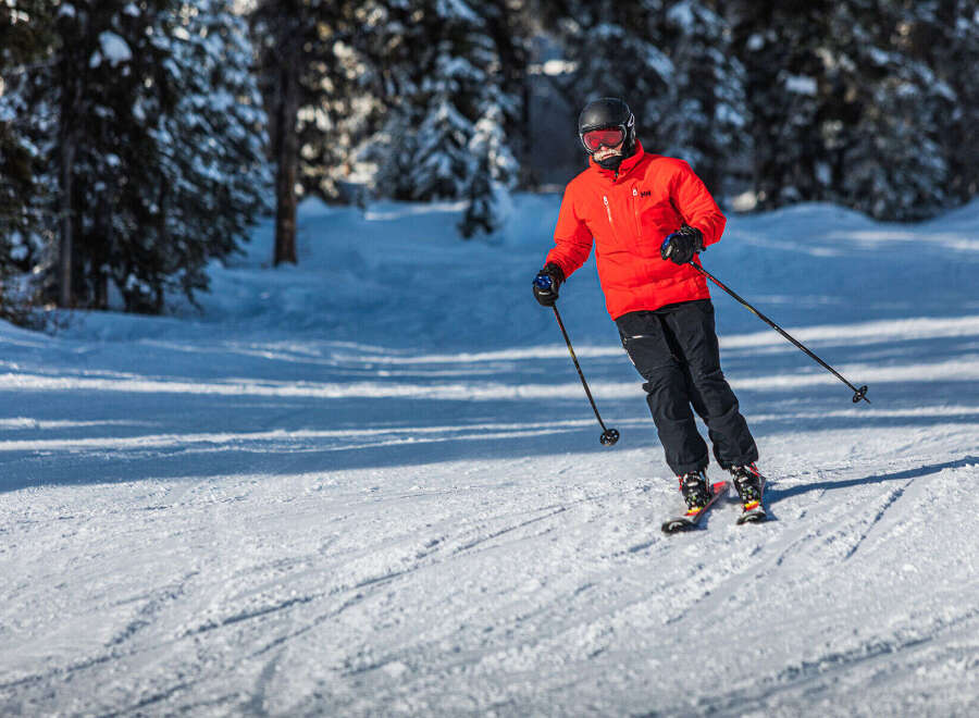 Experience the thrill of winter sports with this stunning property! Imagine yourself skiing down pristine slopes, surrounded by breathtaking mountain views.