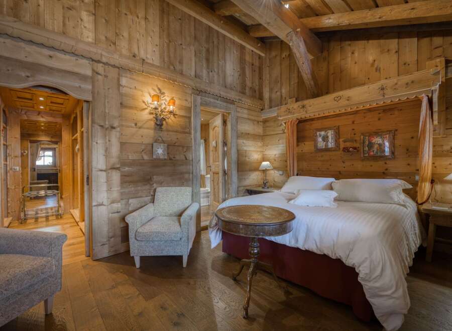Step into rustic elegance with this stunning bedroom, showcasing exquisite wooden paneling and a cozy ambiance.
