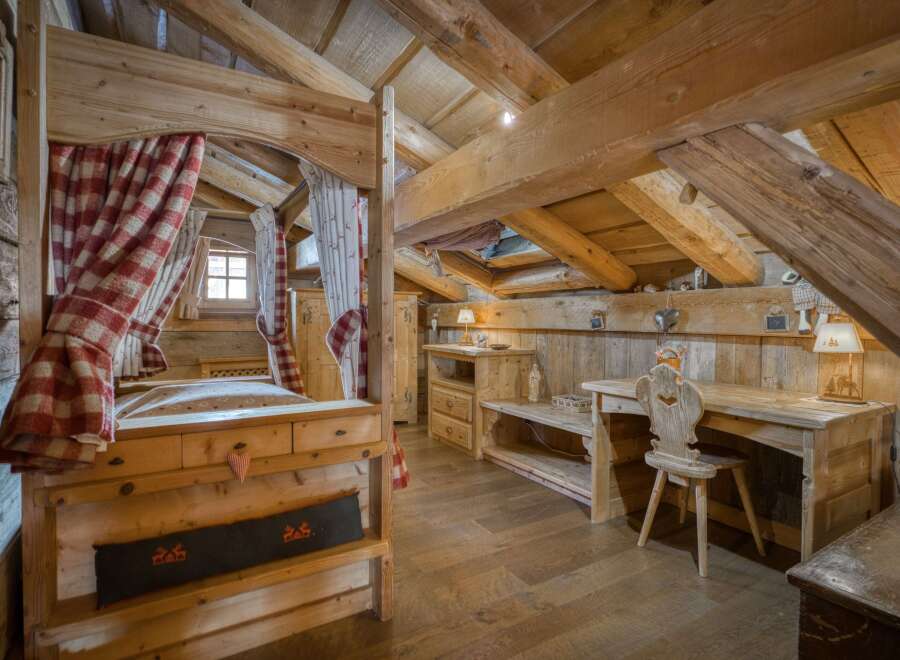 Step into a cozy alpine retreat with this charming bedroom.