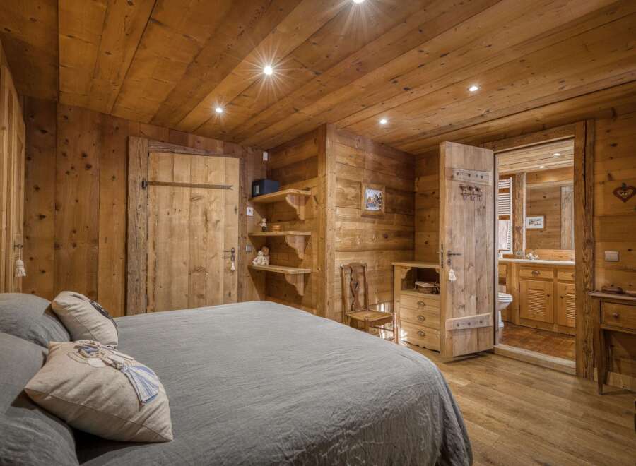 This cozy bedroom features a rustic, wooden design, creating a warm and inviting atmosphere.