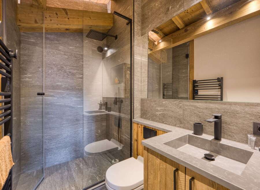 This stunning bathroom boasts a modern design with rustic elements, creating a luxurious and inviting space.