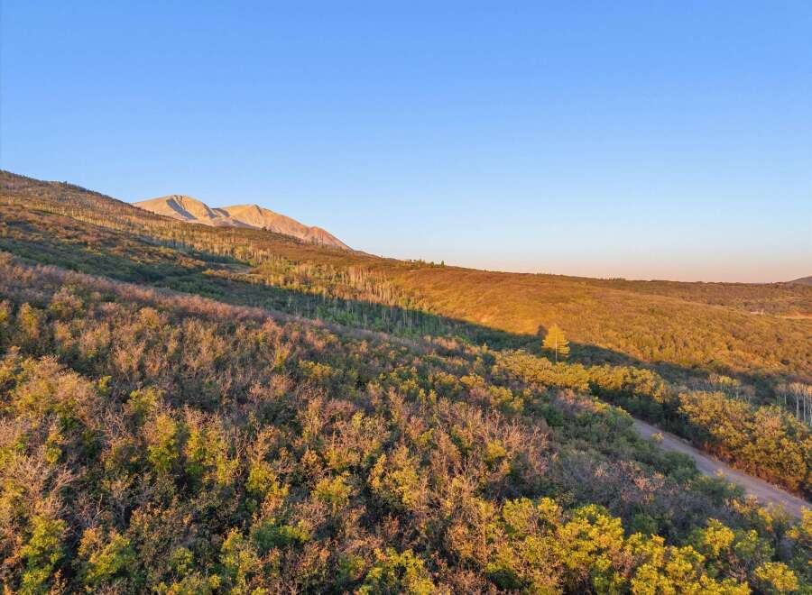 Discover the beauty of this stunning property nestled in the mountains.