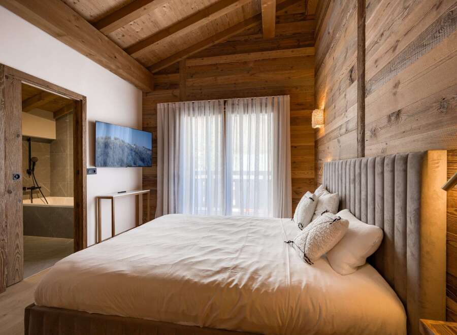 Experience the epitome of rustic luxury in this stunning bedroom.