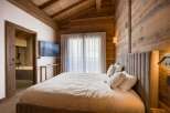 Experience the epitome of rustic luxury in this stunning bedroom.