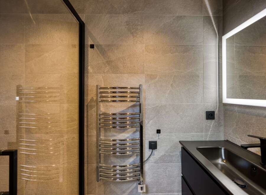 This modern bathroom features sleek design elements and luxurious finishes.