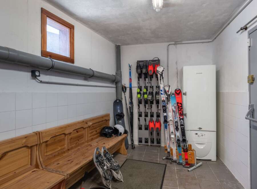 This ski storage room is perfect for storing all your winter gear.