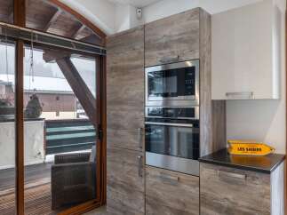 This stunning kitchen boasts modern appliances and stylish cabinetry, perfect for culinary enthusiasts.