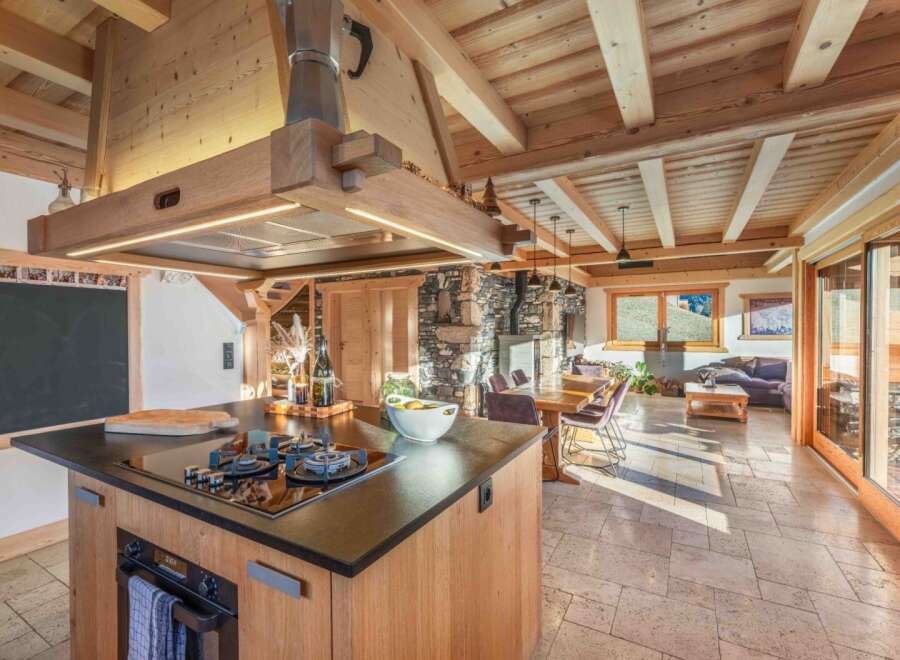 This stunning kitchen boasts a rustic yet modern design, perfect for those seeking a blend of comfort and style.