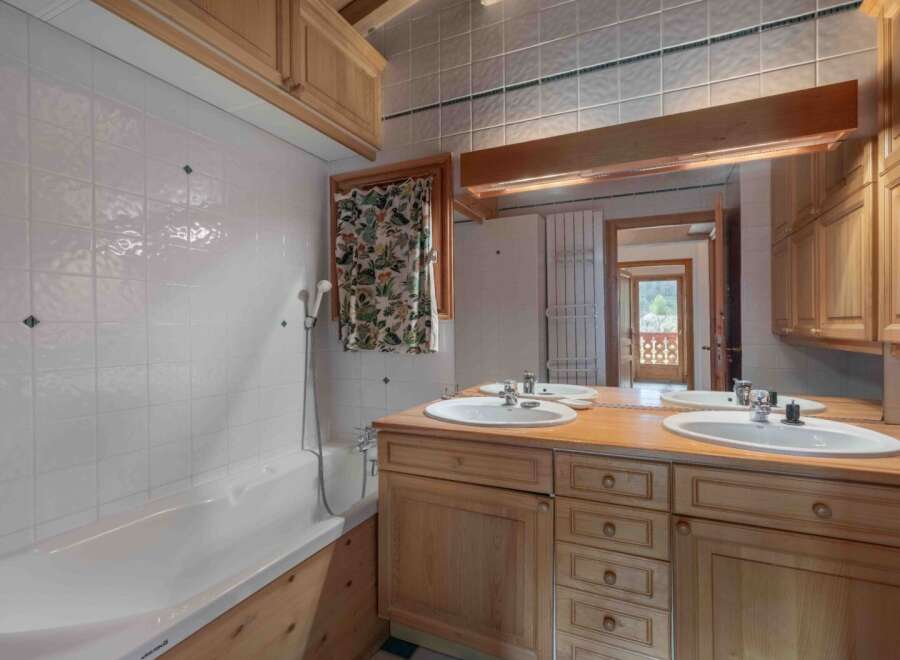 This stunning bathroom boasts a luxurious design with a double vanity and a spacious bathtub.