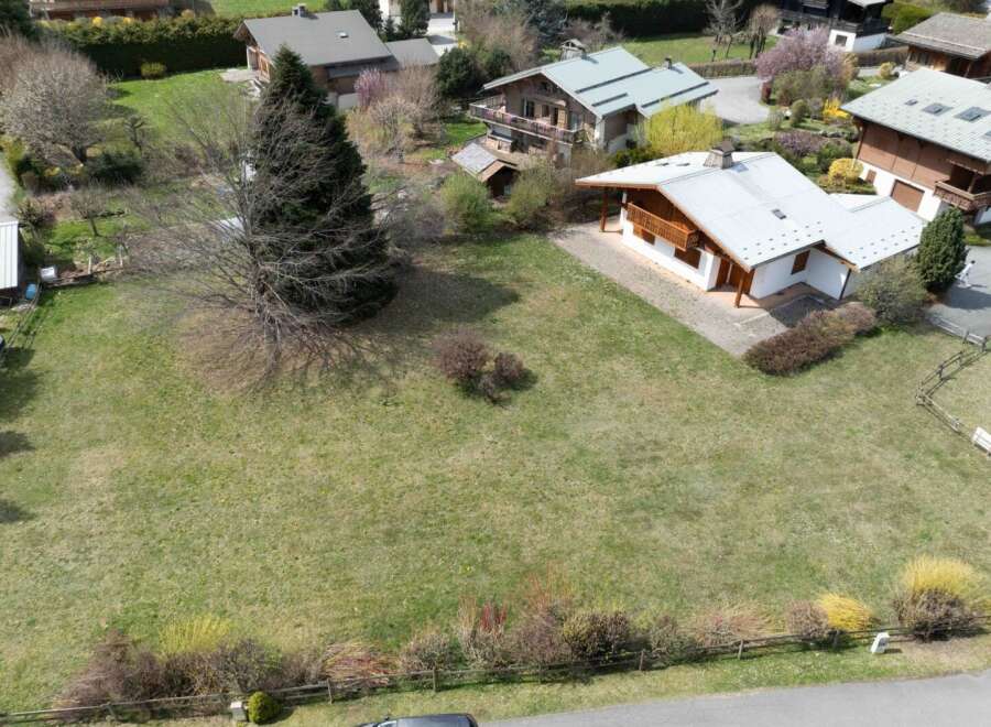Discover a charming property nestled in a serene environment, perfect for those seeking tranquility.