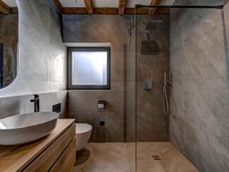 Step into modern luxury with this stunning bathroom design.
