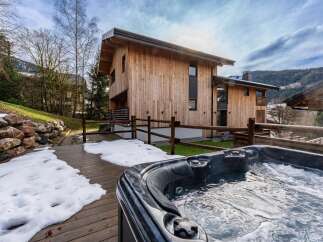 Experience luxury living in this stunning wooden chalet, complete with a private hot tub.