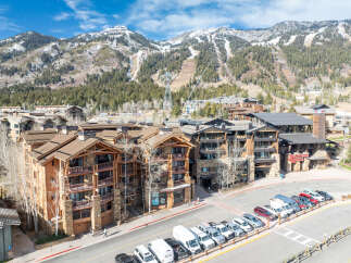 Discover luxury living in this stunning mountain property, featuring exquisite architecture and breathtaking views.