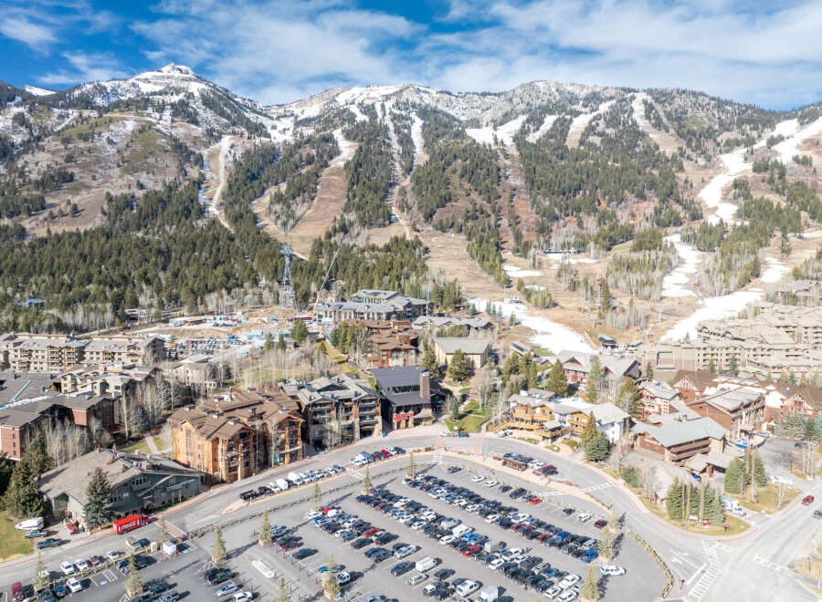 Discover the charm of this mountain retreat, nestled amidst stunning natural beauty.