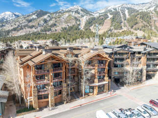 Discover luxury living in this stunning mountain property, featuring exquisite architecture and breathtaking views.