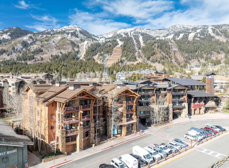 Discover luxury living in this stunning property, perfectly situated with breathtaking mountain views.