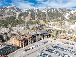 Discover the charm of this mountain retreat, nestled amidst stunning natural beauty.