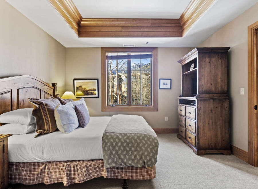 This stunning bedroom boasts a cozy and inviting atmosphere, perfect for relaxation.
