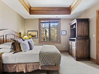 This stunning bedroom boasts a cozy and inviting atmosphere, perfect for relaxation.
